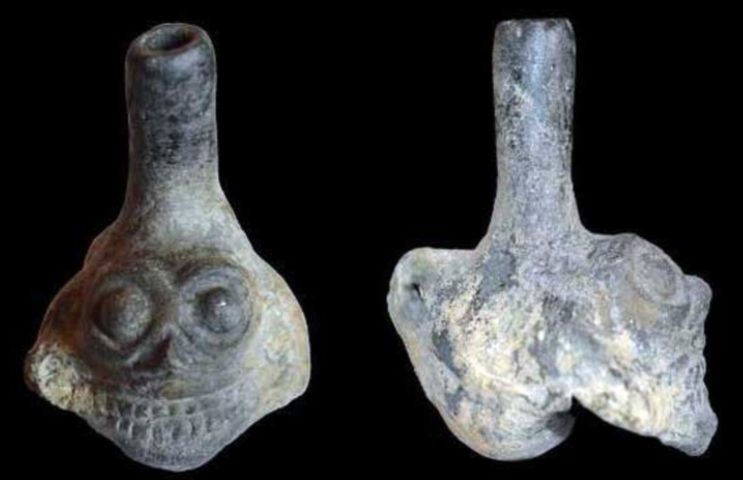 Um estudo recente revelou que esses instrumentos produziam sons parecidos com gritos, criando uma atmosfera de medo durante os rituais e preparando as vítimas para a descida ao Mictlan, o "inferno asteca".-wikimedia commons Jennysnest