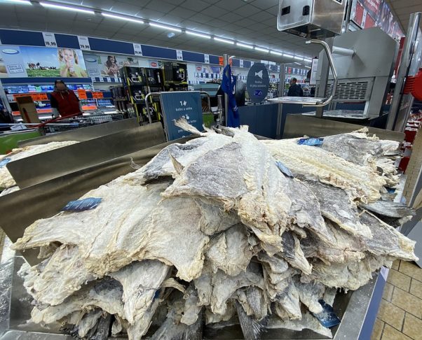 Hoje, é comum encontrar bacalhau de origem certificada, assegurando práticas pesqueiras responsáveis.