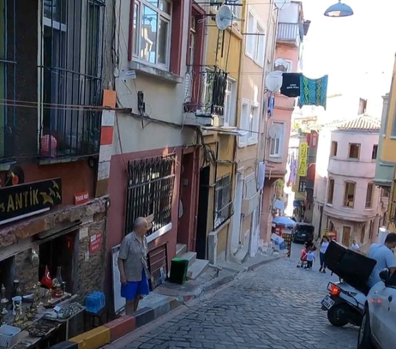Essas áreas, repletas de ruas estreitas e pitorescas, são perfeitas para quem deseja capturar o espírito multicultural de Istambul, onde o passado e o presente se entrelaçam a cada esquina.