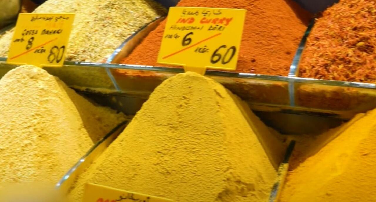 Além de comprar especiarias, você pode saborear os tradicionais doces turcos como baklava e lokum, e mergulhar na rica culinária que define a identidade de Istambul.