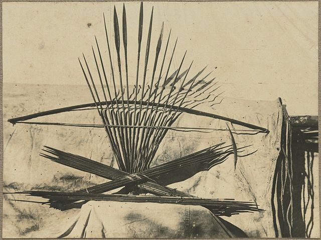 Com o tempo, os arcos passaram a ser construídos com materiais diversos, como madeira, chifre e tendões, permitindo maior eficiência e alcance. - flickr - National Library of Australia