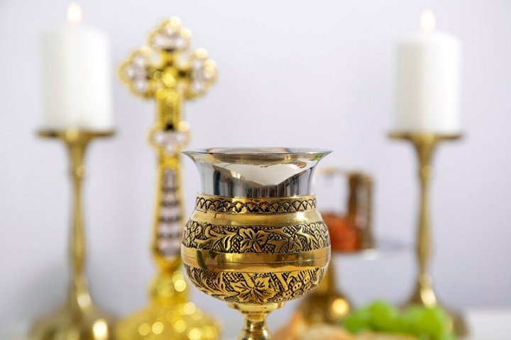 No hinduÃ­smo, o cÃ¡lice Ã© utilizado em rituais de oferenda aos deuses e em cerimÃŽnias de casamento. No islamismo, Ã© utilizado para beber Ã¡gua durante a oraÃ§Ã£o e em outras cerimÃŽnias religiosas.