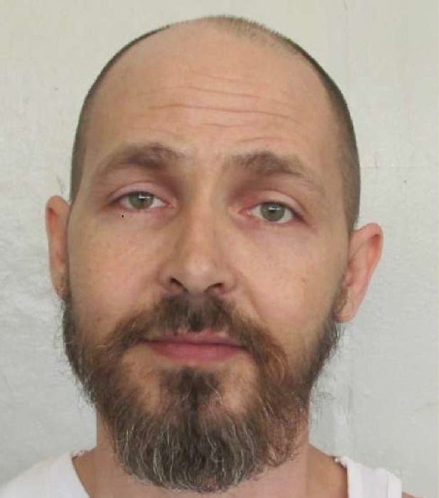É que as condenações à morte nos Estados Unidos muitas vezes demoram a resultar na execução. Esse tipo de processo costuma demorar para se concretizar . Para se ter uma ideia,  Carey Dale Grayson (foto) foi executado em novembro deste ano, 30 anos após o crime.-Divulgação Alabama Department of Corrections)