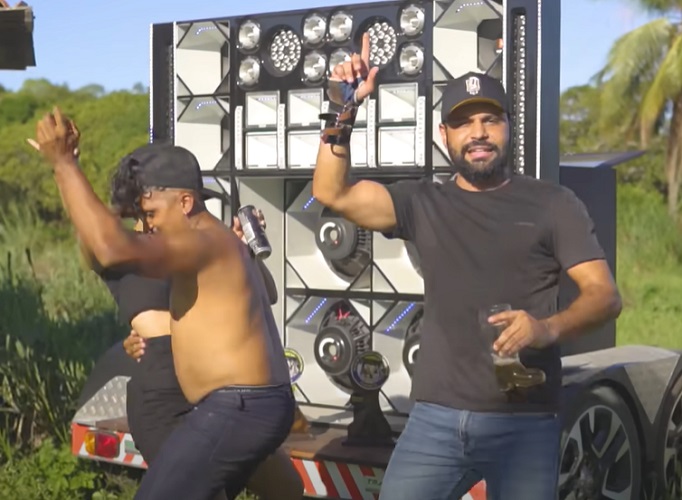 Casca de Bala (Thullio Milionário) - Esta música mistura elementos de sertanejo com letras que falam sobre superação e a vida dura no interior virando meme, inclusive, por conta do termo 