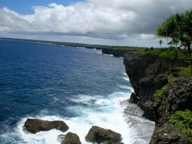 Ilha íngreme da costa oeste de Tonga país da Oceania  