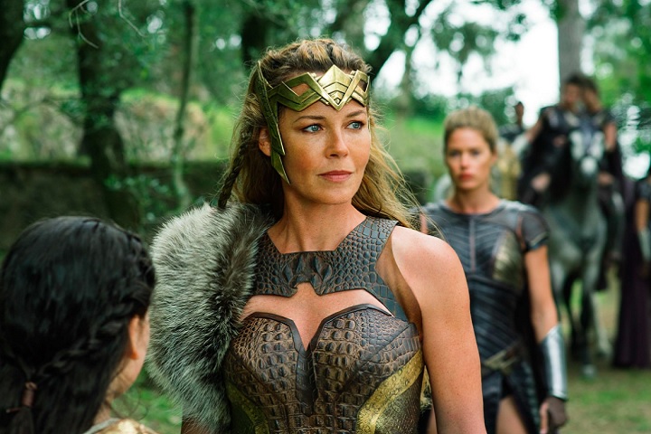 Segundo a versão original, Diana foi criada por Hipólita, rainha das Amazonas, a partir do barro, e recebeu de Zeus seus poderes e habilidades.
