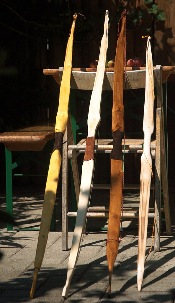Na Idade Média europeia, o arco longo inglês (longbow) tornou-se uma arma lendária, famoso por seu papel em batalhas como a de Agincourt, durante a Guerra dos Cem Anos. - wikimedia commons Simon A. Eugster