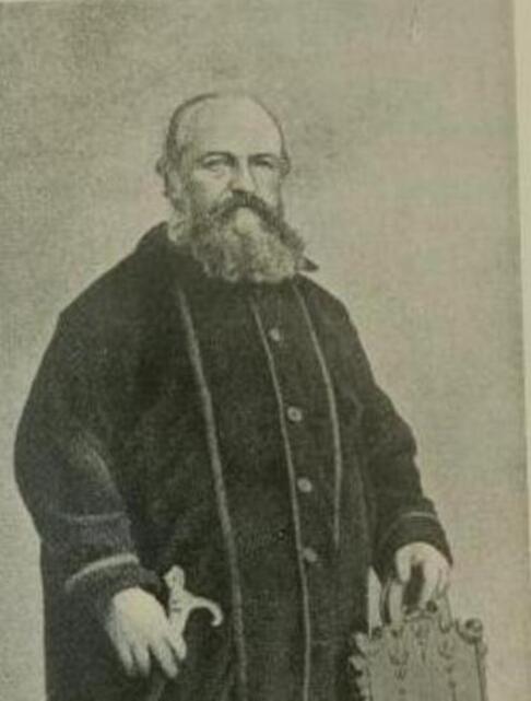 A representação mais conhecida de Baphomet foi criada por Eliphas Lévi (1810-1875) - escritor, ocultista e filósofo francês, um dos expoentes do ocultismo moderno. Autor de obras como Dogma e Ritual da Alta Magia, ele combinou cabala, alquimia e misticismo cristão em sua abordagem esotérica. Influenciou tradições ocultistas posteriores, como a Teosofia e a Ordem Hermética da Aurora Dourada.