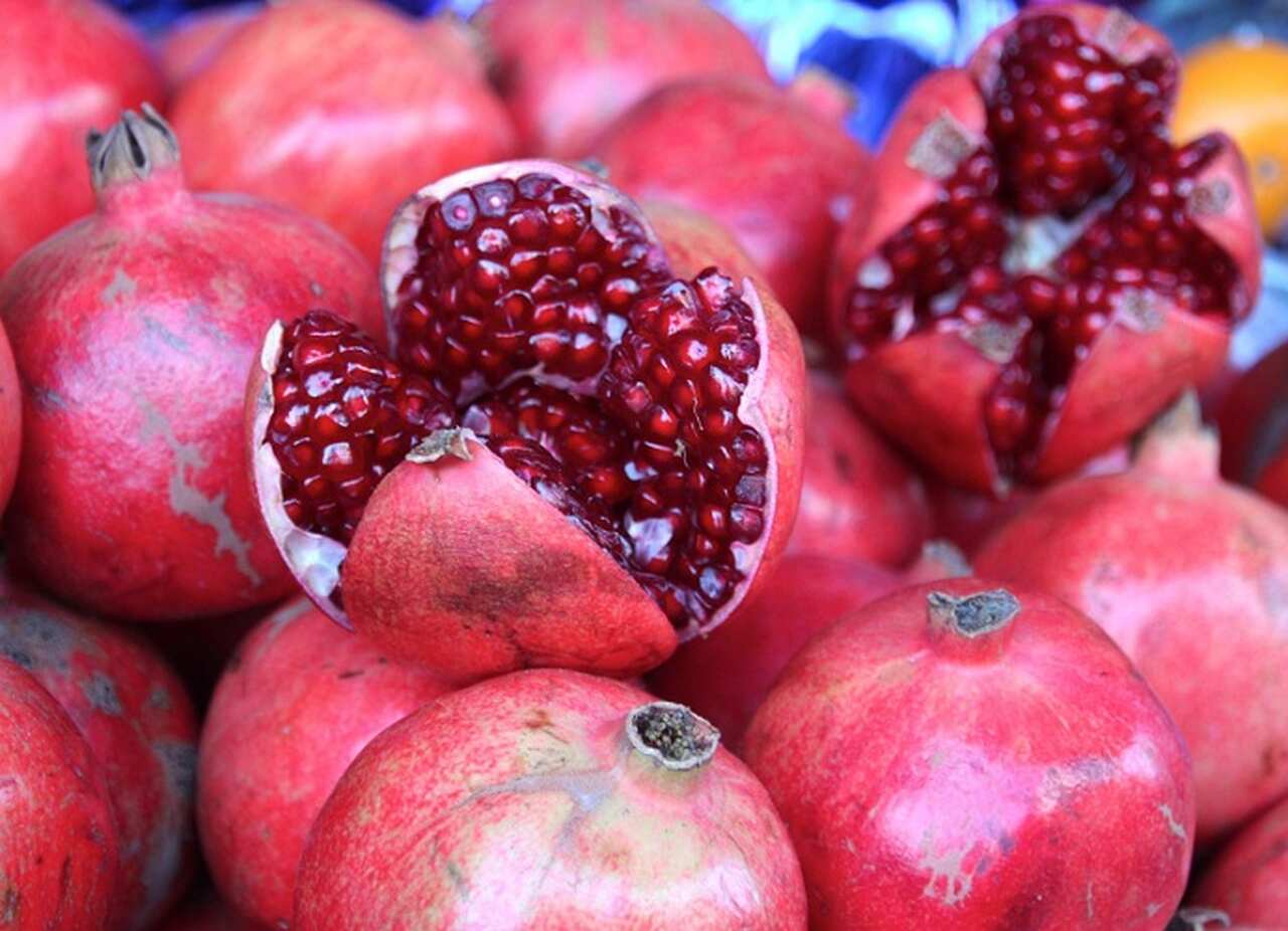 A superstição diz que ao comer as sementes à meia-noite da virada do ano, cada uma representa um mês de prosperidade. Muitas pessoas ainda guardam três sementes na carteira durante o ano, como um amuleto para atrair dinheiro e sorte.