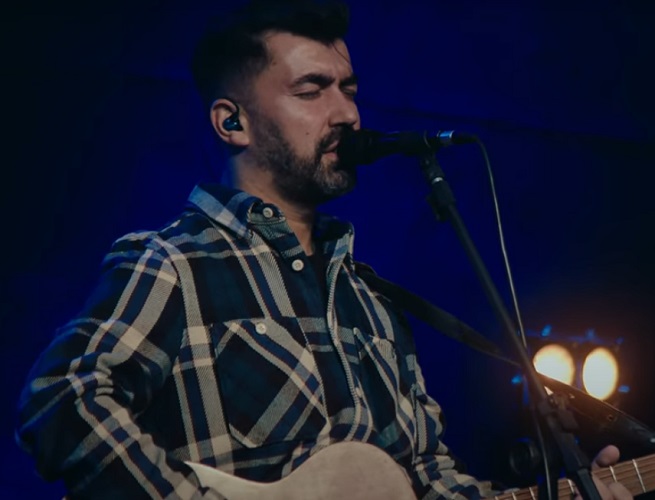 Com o apoio de grandes produtores e empresários do setor, como Hananiel Eduardo, que trabalha com artistas renomados como Aline Barros e Isadora Pompeo, a música gospel se consolidou como um dos pilares do mercado de entretenimento brasileiro.-Youtube/Brave