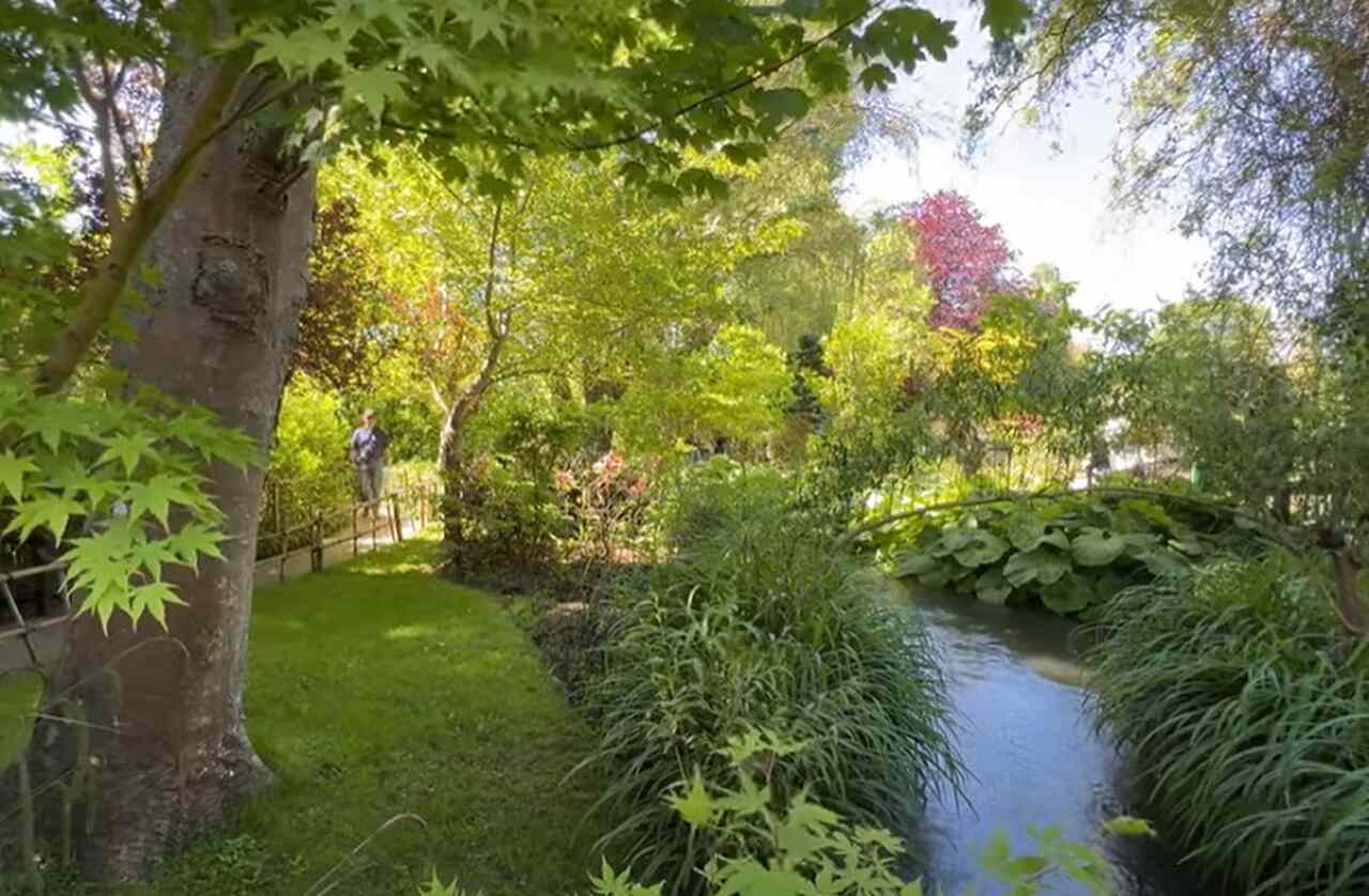 Hoje, sua casa e seus jardins em Giverny atraem milhares de visitantes que buscam entender e admirar o universo de um dos maiores artistas da história.
