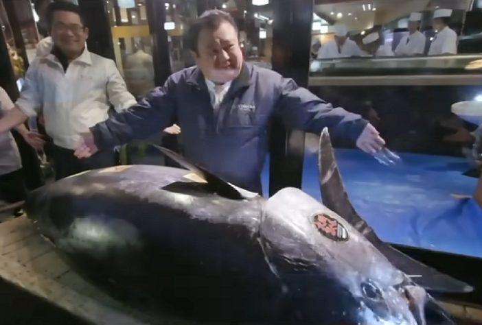 Kiyoshi Kimura - magnata do sushi pagou US$ 3,1 milhões por um atum-rabilho de 278 kg em um leilão em Tóquio