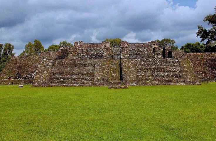 Outra hipótese é de que seu som perturbador poderia simbolizar os ventos gélidos e cortantes que atravessam o submundo asteca de Mictlan. Essa não foi a primeira vez que os astecas foram associados a sacrifícios humanos. Em 2019, arqueólogos descobriram um templo dedicado ao deus Xipe Totec no México, que era ligado a essa prática.-wikimedia commons Roberto malvido