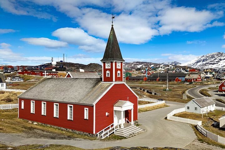 A capital, Nuuk, com cerca de 20 mil habitantes, é o maior centro urbano, onde se concentram atividades econômicas e culturais.