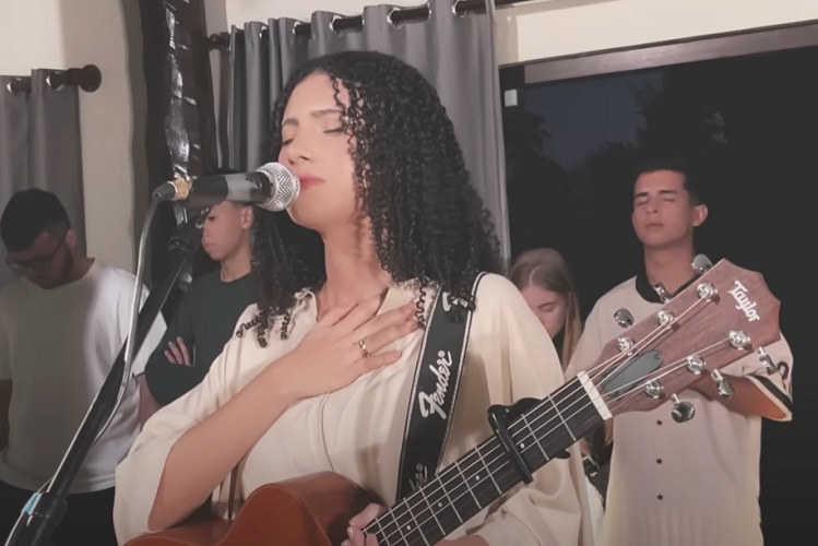 Aymeê, que é cantora e compositora gospel, viralizou após o lançamento dessa música. Além de Evangelho de Fariseus, ela também canta 