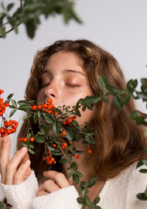 Afinal, o olfato, sendo um dos sentidos mais ligados às emoções e à memória, torna os perfumes não apenas fragrâncias agradáveis, mas também formas de criar e preservar memórias duradouras.-Freepik