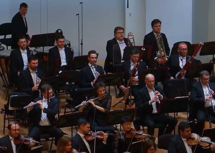 Estabelecida em 1990, a Orquestra Nacional Russa rapidamente conquistou um lugar de destaque no cenÃ¡rio musical mundial. Seu repertÃ³rio Ã© focado em compositores russos e abrange tanto obras tradicionais quanto contemporÃ¢neas.