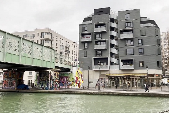 Áreas como a 19º arrondissement são conhecidas pelo comércio de drogas, prostituição e circulação de gangues. O brasileiro estava hospedado na 13º arrondissement.