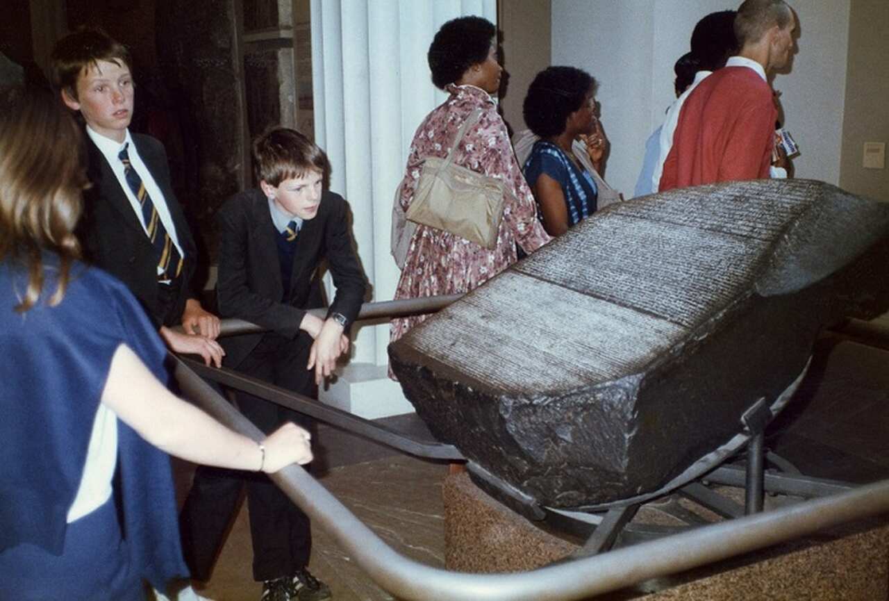 Embora a Alemanha defenda que a escultura foi legalmente adquirida de acordo com as práticas da época, o Egito tem buscado a devolução do busto, assim como outros artefatos significativos, como a Pedra de Roseta e o Zodíaco de Dendera, atualmente mantidos em Londres e Paris, respectivamente.