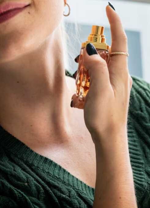 Desde a chegada da corte portuguesa ao Brasil no início do século XIX, o país começou a se familiarizar com os hábitos europeus de consumo de fragrâncias. Com o tempo, a indústria de perfumaria brasileira se consolidou, criando uma identidade própria no mercado.-Freepik