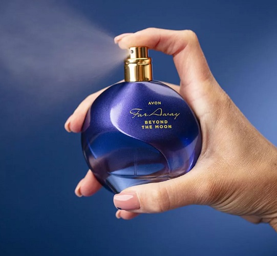 No Brasil, a venda direta de cosméticos e perfumes, iniciada pela Avon na década de 1960, também contribuiu para essa democratização. As empresas brasileiras de perfumaria começaram a competir com as estrangeiras após a abertura do mercado na década de 1990, elevando a qualidade e o design dos produtos.-Divulgação/Avon
