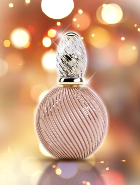 As técnicas de destilação, maceração e enfleurage foram aprimoradas, permitindo que os perfumistas isolassem e purificassem os compostos aromáticos com precisão.-Freepik