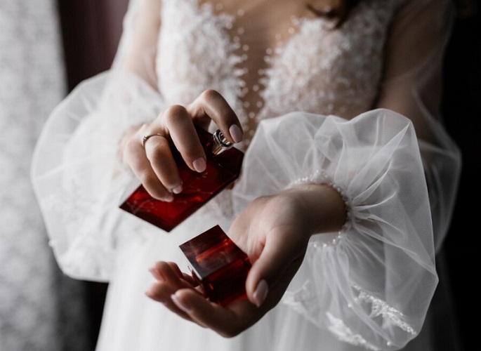 O uso de perfumes também foi estreitamente ligado à ideia de status e prestígio. Desde a Antiguidade, os perfumes eram considerados um símbolo de luxo, reservados para a elite e usados em ocasiões especiais.-Freepik
