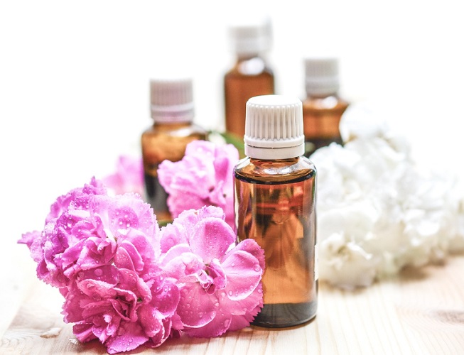 Ao longo do tempo, a perfumaria se desenvolveu em diferentes regiões. No Oriente Médio, os árabes aprimoraram as técnicas de extração de óleos essenciais e foram responsáveis pela introdução do álcool nos perfumes, o que proporcionou maior fixação e durabilidade das fragrâncias.-Pixabay