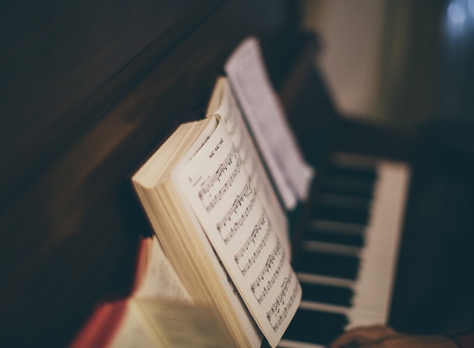 Missionários americanos e europeus desempenharam um papel fundamental na introdução da música gospel no país, mas foi a partir da década de 1990 que o gênero encontrou um espaço consolidado no mercado musical brasileiro.-Pixabay