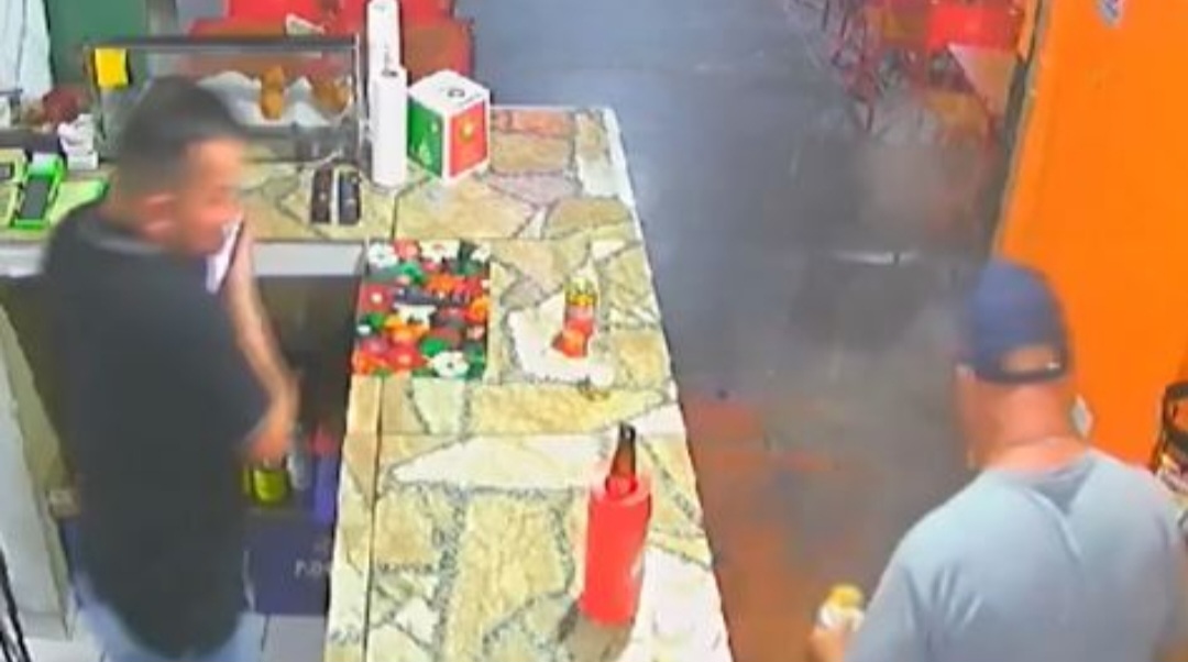O incidente causou lesÃµes superficiais no rosto do homem  que precisou de atendimento mÃ©dico. O caso tambÃ©m foi registrado na delegacia. O dono do bar disse que nunca tinha visto algo assim: 