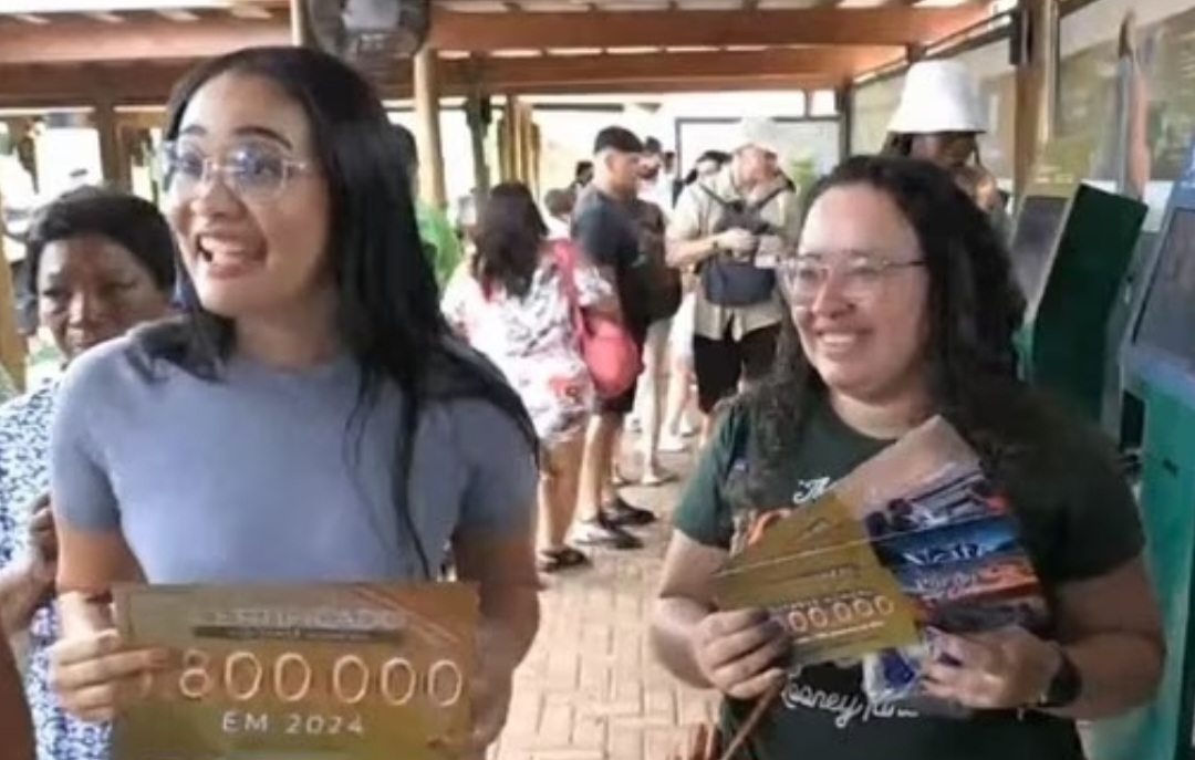 As Cataratas do Iguaçu bateram em 21/12 a marca anual de 1,8 milhão de visitantes. E a turista que atingiu esse número- Letícia Pedrosa  de 23 anos-  ganhou prêmios. Entre eles, passaporte de 3 dias, almoço e passeio de barco. -Reprodução TV RPC