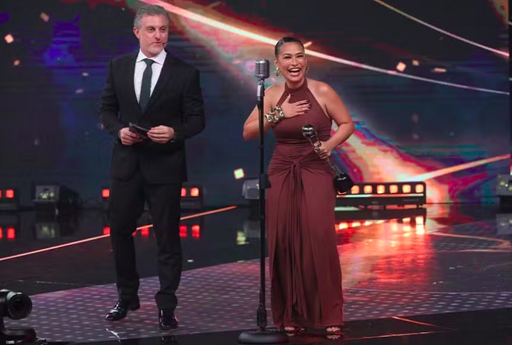 Simone conquistou o troféu de Música do Ano com o hit “Dois Tristes” e superou as concorrentes “Macetando”, de Ivete Sangalo e Ludmilla, e “Primeiro Beijo”, de Gloria Groove, em votação popular.-Beatriz Damy/tv globo