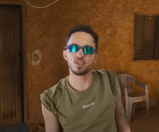 Grelo, ou Gabriel de Ângelo, nasceu em Anápolis, interior de Goiás, e despontou na indústria quando a dupla de sertanejo Henrique e Juliano descobriu seu talento. O nome? Mistura de 'Magrelo' e 'Grilo', seus apelidos de infância por conta de seu biotipo.-Youtube/Grelo
