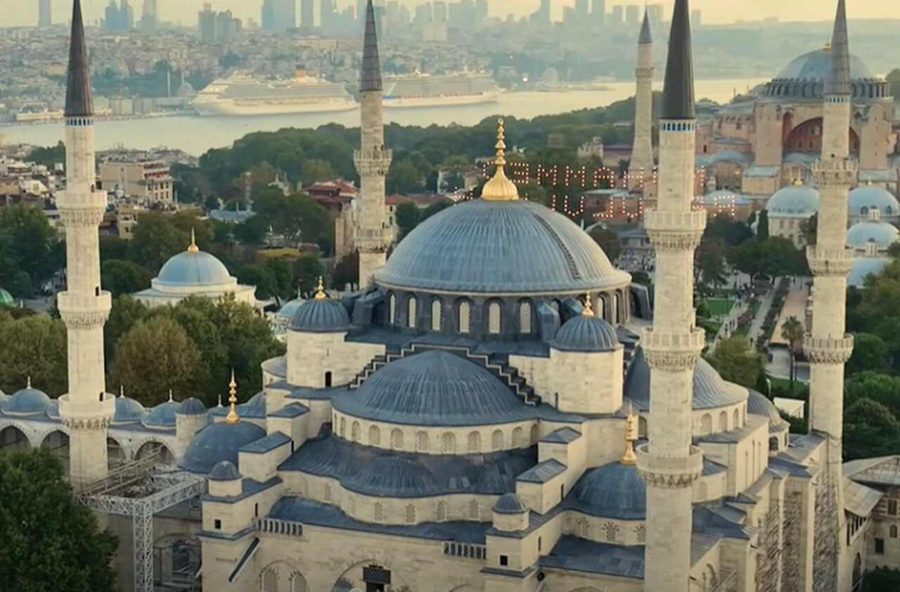 A cidade se estende tanto na Europa quanto na Ásia, e cada lado tem seu charme particular. O lado europeu, com os bairros de Sultanahmet, Eminönü e Taksim, é o mais turístico e repleto de monumentos históricos e centros comerciais.