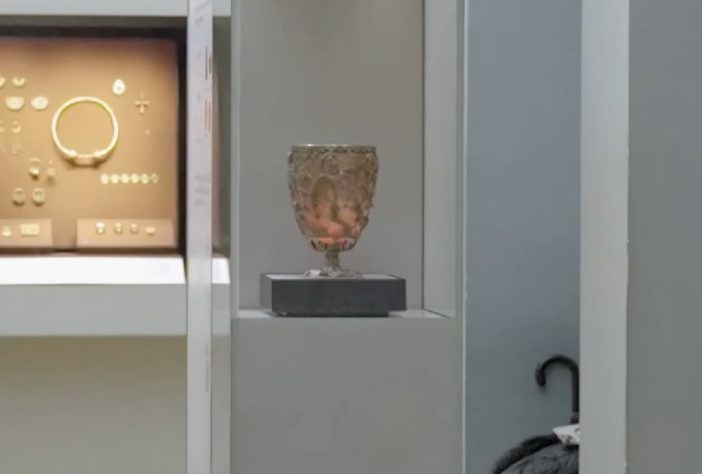 Taça romana de 1.600 anos que muda de cor impressiona historiadores