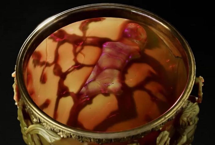 Taça romana de 1.600 anos que muda de cor impressiona historiadores