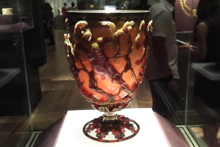 Taça romana de 1.600 anos que muda de cor impressiona historiadores