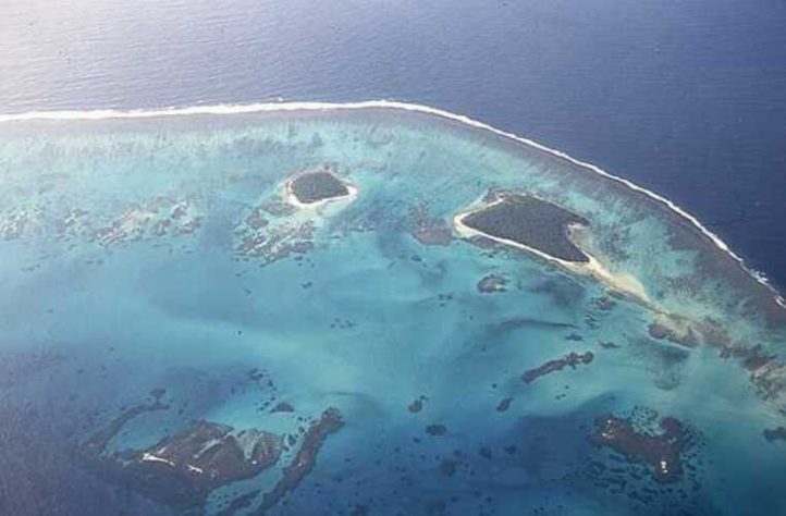 Ilhotas do arquipélago, pertencentes à ilha Ha'apai. Note que tais ilhotas são rodeadas por recifes de coral tonga país da oceania .  Msdstefan