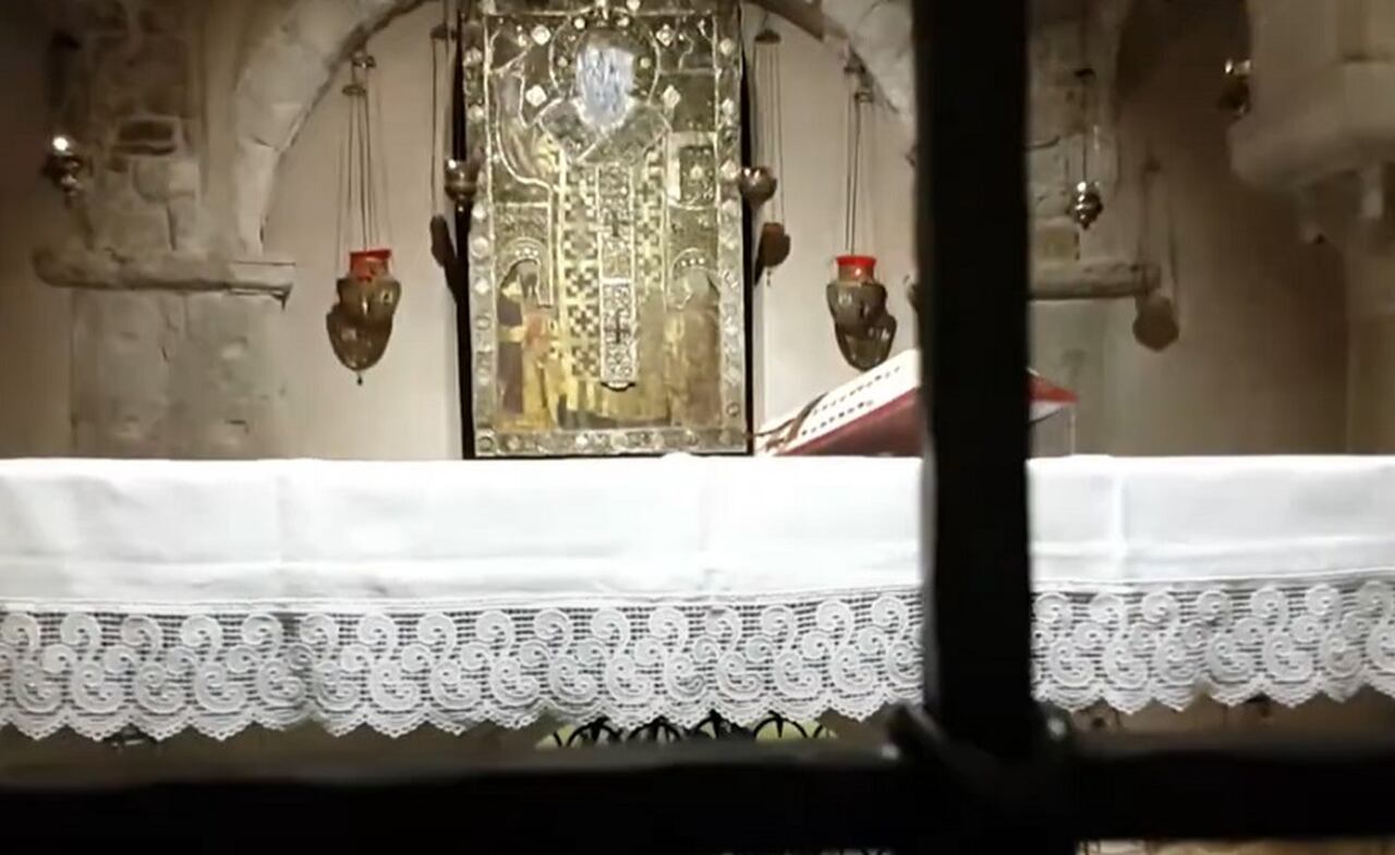 O túmulo de São Nicolau logo se tornou um local de peregrinação, e suas relíquias, consideradas milagrosas, ajudaram a espalhar sua fama.
