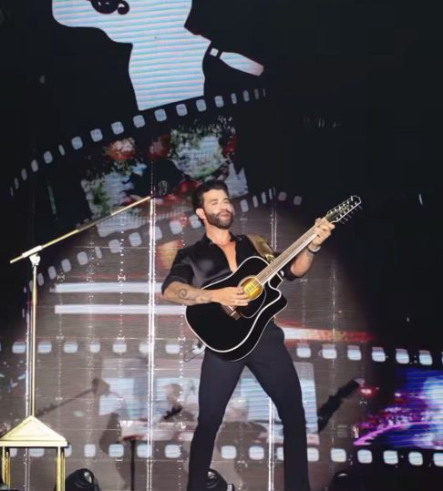Com uma estrutura de palco grandiosa, som e iluminação de última geração, o show contou com um setlist variado, mesclando clássicos com sucessos recentes. 