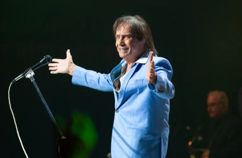 O espetáculo aconteceu no dia 26/12/2024, na abertura do Réveillon da capital pernambucana. De acordo com o portal G1, a reclamação de Roberto Carlos foi dirigida a um profissional da equipe de som que fazia registros fotográficos sem autorização, com disparos de flashes bem à frente do artista. No início do show, o Rei já havia interrompido a apresentação para queixar-se do fato.  
