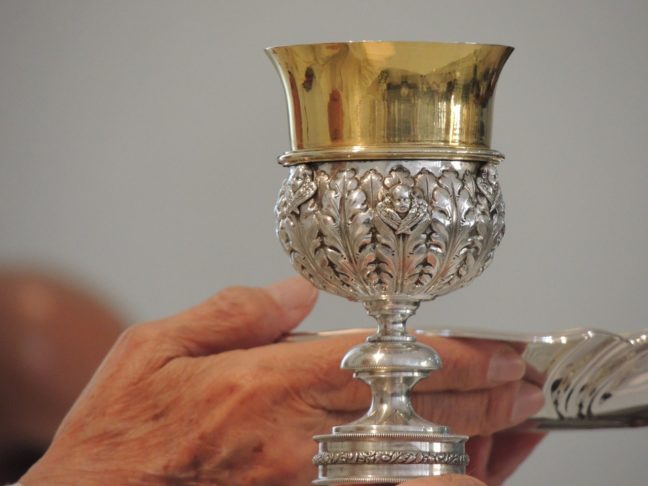 Com o tempo, sua forma e propÃ³sito evoluÃ­ram, tornando-se peÃ§as elaboradas e altamente significativas em diferentes contextos culturais e religiosos.