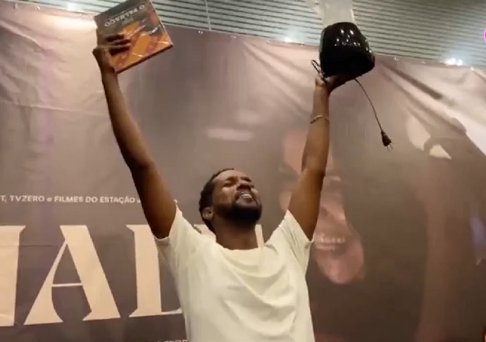 Ramon chegou a fazer campanha na web. Ele publicou vídeos pedindo votos e conquistou o público que estaria no evento.-reprodução