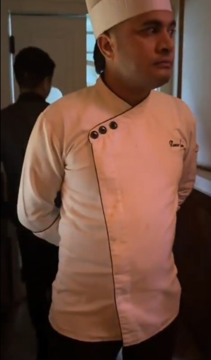 Segundo os clientes em questão, apenas ao provar a comida eles notaram que ela não era vegetariana. O garçom e o gerente do restaurante se desculparam pela confusão, mas, revoltada, a família prestou queixa na delegacia de polícia local argumentando que o estabelecimento quis “corromper sua religião”
