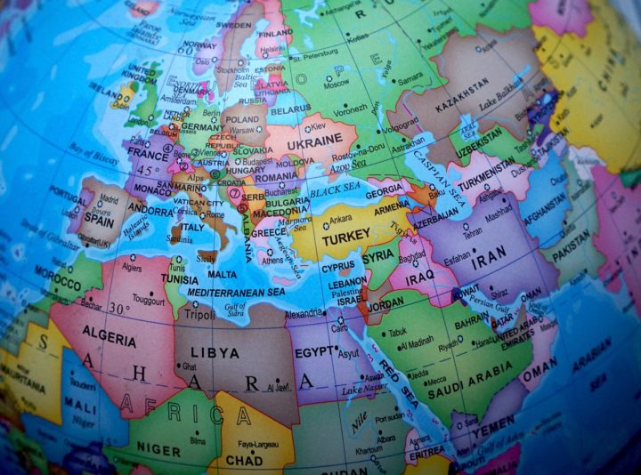 O país fica localizado no norte da Europa e faz fronteira com Suécia, Noruega e Rússia.