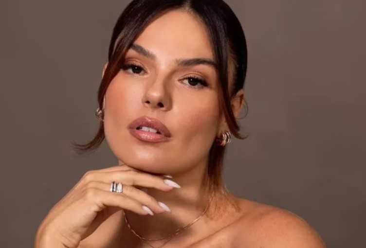 Isis Valverde compartilha celebração de Natal com árvore exuberante
