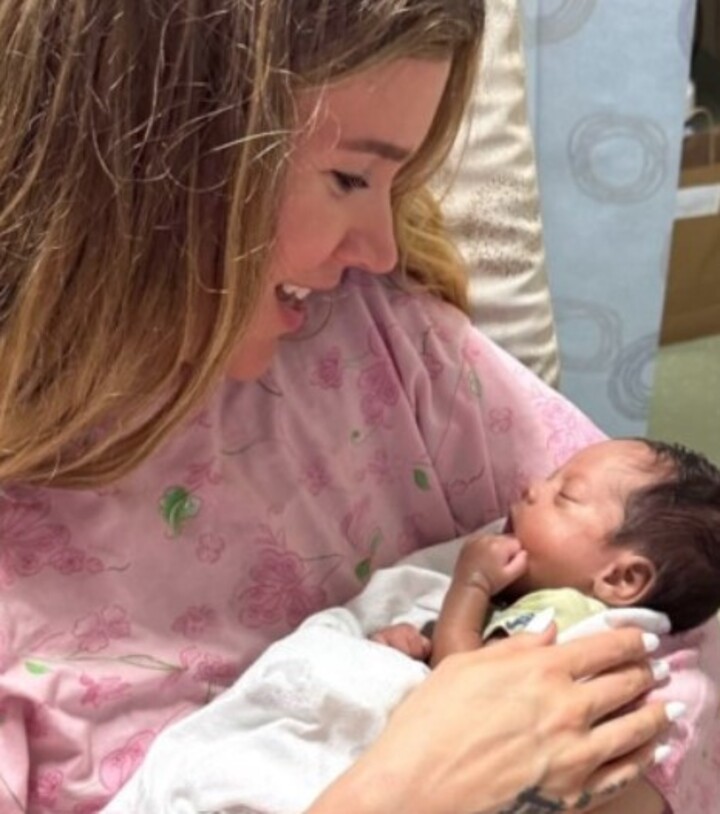 Joss Stone - A cantora e o marido, Cody DaLuz, adotaram Bear, um bebê recém-nascido. Em dezembro de 2024, ela fez o anúncio em seu perfil no Instagram com o compartilhamento de um vídeo que comoveu os fãs. 
