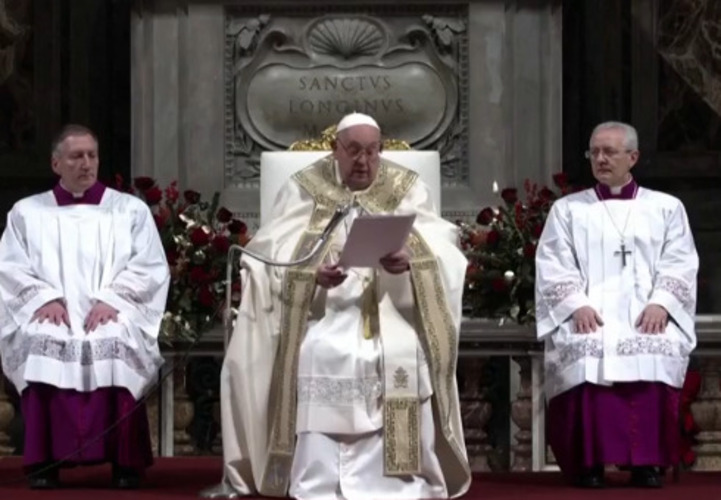 Papa Francisco celebra Missa do Galo em cadeira de rodas