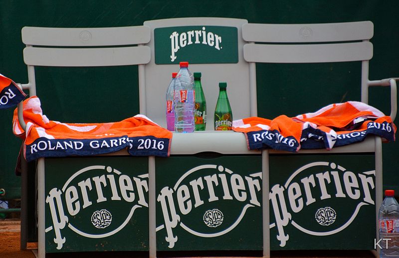 A autoridade sanitária do sul da França alertou para a “degradação regular da qualidade sanitária de suas fontes e ao risco de contaminação por vírus”. A notícia representa mais um abalo no prestígio da filial francesa da Nestlé. Dona também da marca Vittel, a empresa foi alvo recentemente de denúncias por usar no passado processos de purificação de suas águas vendidas como minerais. 
