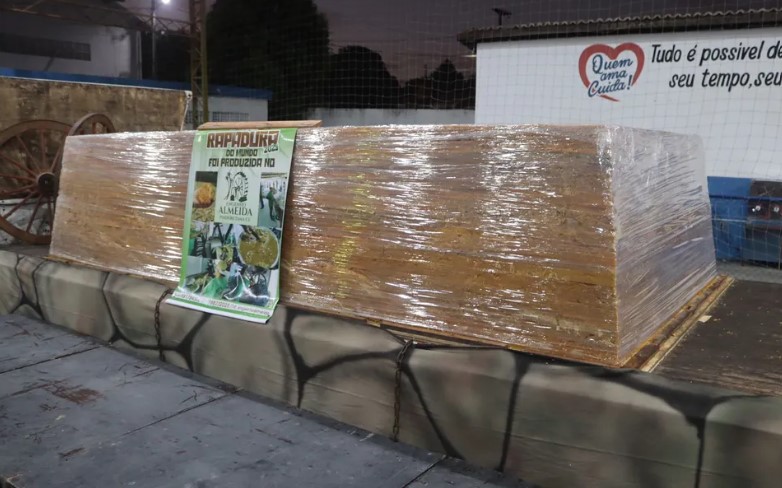 Com peso de 9.820 kg (quase 10 toneladas), o doce monumental levou oito dias para ser produzido. Ele media 4,16 metros de comprimentos, com 2,1 metros de largura e 90 centímetros de altura. 
-Divulgação/Prefeitura de Pindoretama